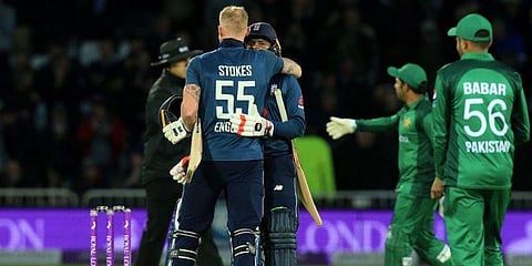 351 ரன்கள் குவித்த இங்கிலாந்து : ஜோ ரூட் - மார்கன் அதிரடி