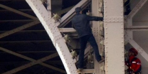 488 அடி உயரம் ஏறிய இளைஞர் - மூடப்பட்ட ஈஃபில் டவர்