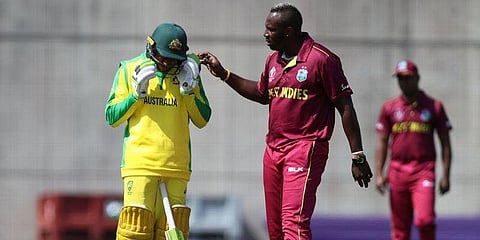 ரஸல் பவுன்சரில் ஆஸ்திரேலிய வீரர் கவாஜா காயம்!