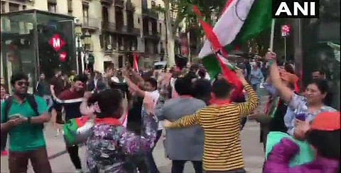 பாஜக அமோக வெற்றி: ஸ்பெயினில் ஆதரவாளர்கள் கொண்டாட்டம்!