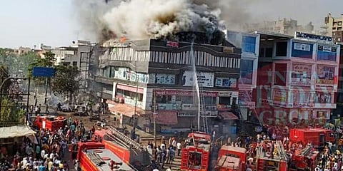 வணிக வளாகத்தில் கோர தீவிபத்து : 15 பேர் பலி