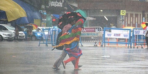 கடும் வெயிலுக்கு இடையே தமிழகத்தின் சில இடங்களில் மழை