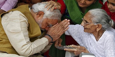 ''தாயிடம் ஆசி பெற குஜராத் செல்கிறேன்'' - பிரதமர் மோடி