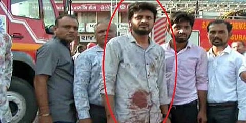 குஜராத் தீ விபத்தில் உயிரை பணயம் வைத்து இருவரை காப்பாற்றிய இளைஞர்: குவியும் பாராட்டு