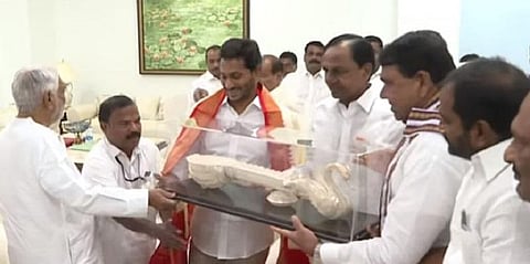 பதவியேற்புக்கு நேரில் அழைத்த ஜெகன் - வீணை பரிசளித்த கேசிஆர்