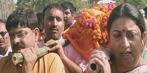 சுட்டுக் கொல்லப்பட்ட ஆதரவாளரின் உடலை சுமந்து சென்ற ஸ்மிரிதி இரானி