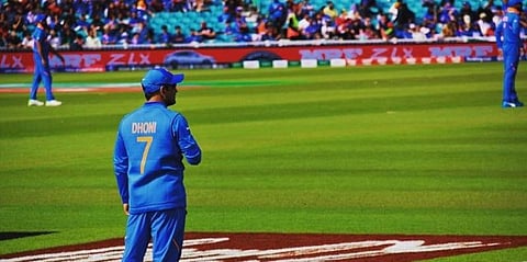 பீல்டிங் செய்த ‘தல’ தோனி - ரசிகர்கள் ஆரவாரம்