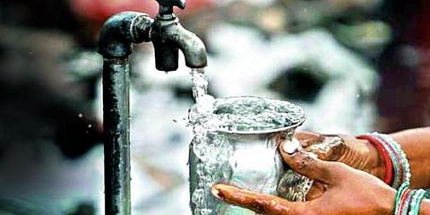 ஆழ்துளை கிணறுகள் மூலம் தண்ணீர் எடுக்க முயன்ற லாரிகள் ! மக்கள் போராட்டம்