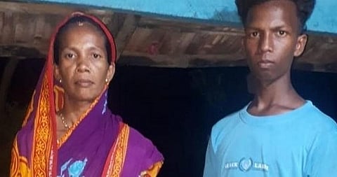 மகனுடன் 10 ஆம் வகுப்பு தேர்வு எழுதி வெற்றிப் பெற்ற தாய் !