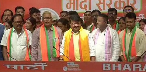 பாஜகவில் இணைந்த 3 திரிணாமுல் கட்சி எம்.எல்.ஏக்கள் - மம்தா அதிர்ச்சி