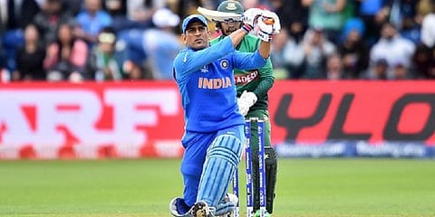 சிக்ஸர் விளாசி சதம் அடித்த தோனி - இந்திய அணி 359 ரன் குவிப்பு