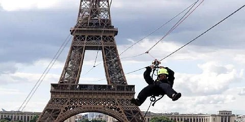 ஈபிள் டவரிலிருந்து கம்பி வழியே பறக்கலாம்! சுற்றுலா பயணிகளுக்கு சிறப்பு வசதி