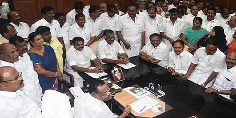 அதிமுக எம்.எல்.ஏ.க்கள் பதவியேற்றனர் !