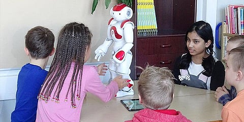 வகுப்பறையில் குழந்தைகளுக்கு பாடம் நடத்தும் எலிசா ரோபோ