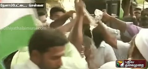 காங்கிரஸ் தலைவராக ராகுல் காந்தியே இருக்கணும் ! தீக்குளிக்க முயன்ற தொண்டர்கள்