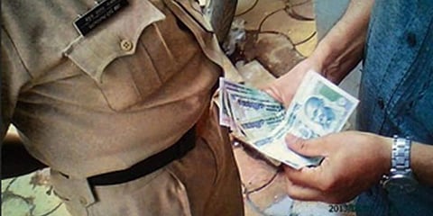 வியாபாரியை மிரட்டி 80 ஆயிரம் ரூபாயை பறித்த 2 காவலர்கள் சஸ்பெண்ட்