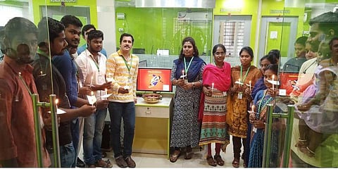 மெழுகுவர்த்தி ஏந்தி நேசமணிக்காக பிரார்த்தனை செய்த ஐடி ஊழியர்கள்