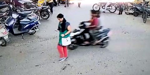 பெண்ணின் செல்போனை திருடர்கள் பறிக்கும் ‘சிசிடிவி காட்சிகள்’ : இருவர் கைது