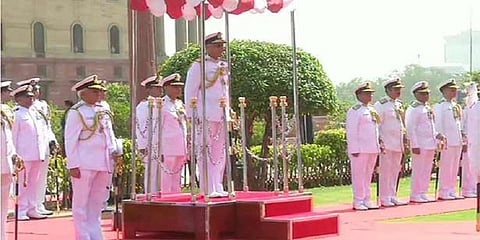 இந்தியக் கடற்படை தளபதியாக கரம்பீர் சிங் பொறுப்பேற்பு