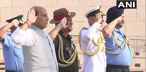 போர் நினைவு சின்னத்தில் ராஜ்நாத் சிங் மரியாதை