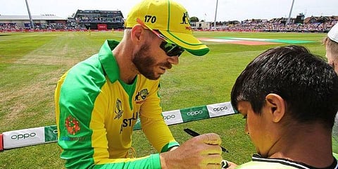 வார்னரை ஏற்றுக்கொண்டு ஆட்டோகிராஃப் கேட்ட சிறுவர்கள்