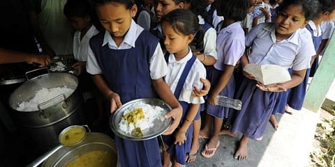பள்ளி சத்துணவை சாப்பிடாத கர்நாடக மாணவர்கள் : காரணம் ?