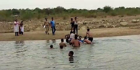 செல்போன் மோகத்தில் 3 பேர் நீரில் முழ்கி உயிரிழப்பு