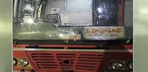 சாலையில் வழிவிடாததால் அரசுப் பேருந்தை அடித்து நொறுக்கிய இளைஞர்கள்..!