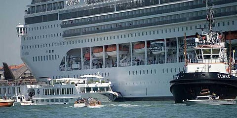 கட்டுப்பாட்டை இழந்த சொகுசு கப்பல் மோதல்: வெனிஸில் பரபரப்பு