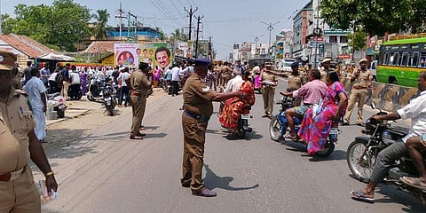 தலைக்கவசம் அணியாதவர்களிடம் உத்திரவாத கடிதம் பெறும் காவல்துறை !