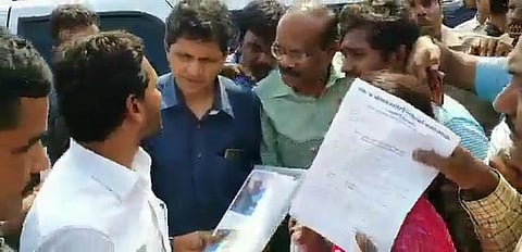 பதாகையுடன் நின்ற கேன்சர் நோயாளியின் நண்பர்கள்.. காரை நிறுத்திய ஜெகன்மோகன் ரெட்டி..!