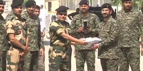 எல்லையில் பாக். வீரர்களுக்கு இனிப்பு வழங்கிய இந்திய வீரர்கள்