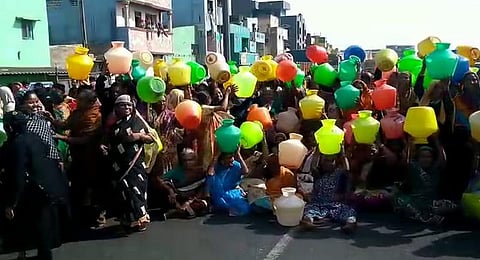 தண்ணீர் கேட்டு ஏராளமான பெண்கள் சாலை மறியல்: போக்குவரத்து பாதிப்பு