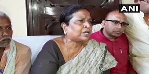 மருந்து கடைக்காரரை சரமாரியாக தாக்கிய பாஜக பிரமுகரின் சகோதரர் - வீடியோ