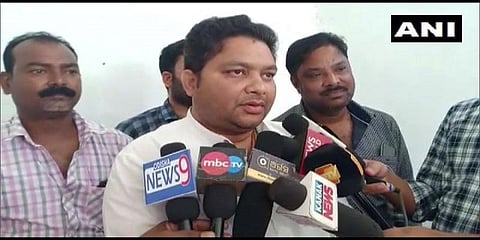 தரமற்ற சாலை பணிக்காக என்ஜினியரை தோப்புகரணம் போடவைத்த எம்.எல்.ஏ - வீடியோ