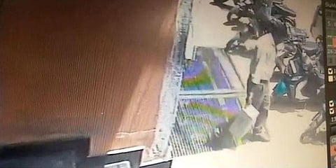 பட்டப் பகலில் ஏடிஎம்-ல் திருடிய ‘டிப் டாப்’ ஆசாமி - சிசிடிவி வீடியோ