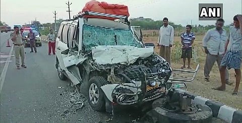 நின்ற லாரி மீது கார் மோதி 5 பேர் உயிரிழப்பு!