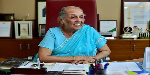 ஐக்கிய அரபு அமீரகத்தை கலக்கும் 81 வயது இந்திய பெண் மருத்துவர்