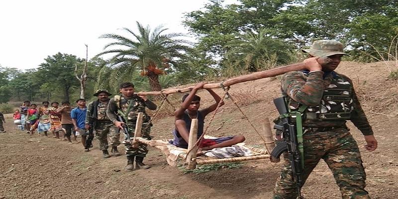 நோய் பாதிக்கப்பட்ட சிறுவனை 8 கி.மீ., சுமந்து சென்ற சிஆர்பிஎஃப் வீரர்கள்