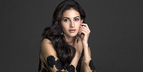 தமிழ் கற்கிறார் நடிகை அமைரா தஸ்துர்