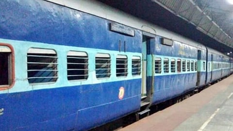 ரயில் வண்டிகளில் விரைவில் பயணிகளுக்கு மசாஜ் சேவை?