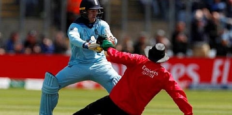 சதம் விளாசிய மகிழ்ச்சியில் நடுவர் மீது மோதிய ராய் - சிரிப்பொலியில் மைதானம்