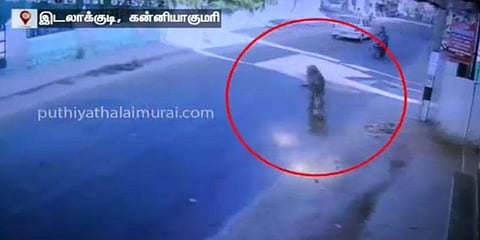 கன்னியாகுமரியில் பைக் மோதி தூக்கி வீசப்பட்ட மூதாட்டி - வீடியோ