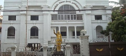 “ அதிமுக முடிவுகள் குறித்து தொண்டர்கள் வெளியே பேச வேண்டாம்”- அதிமுக அறிவுறுத்தல்