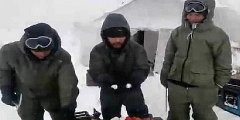 முட்டையை உடைக்க சுத்தியல் - குளிரின் கொடுமையை உணர்த்தும் வீடியோ