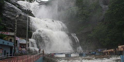 குற்றாலம் மெயின் அருவியில் நீர்வீழ்ச்சி : சுற்றுலாப் பயணிகள் உற்சாகம்