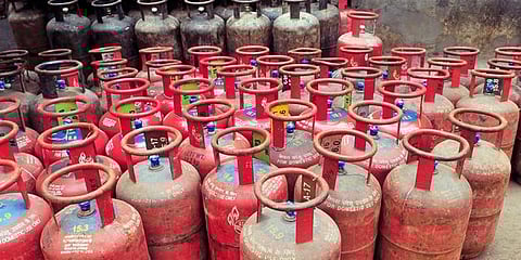 மானிய விலையில் தனியார் சிலிண்டர் விற்பனை - ஆராய குழு