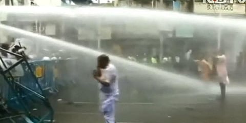 கொல்கத்தாவில் பாஜக நடத்திய போராட்டத்தில் போலீசார் தடியடி