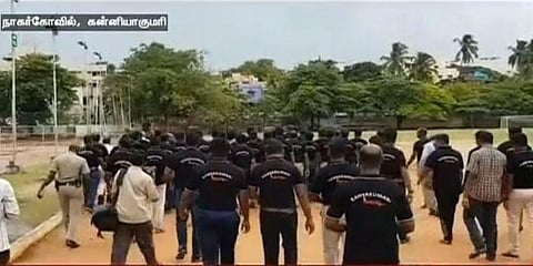 எல்லையை பாதுகாப்பதுடன், ஊரையும் பராமரிக்கும் ராணுவ வீரர்கள்