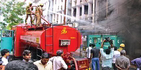 'தண்ணி இருந்தா வரோம்' திணறிப்போன தீயணைப்பு வீரர்கள்